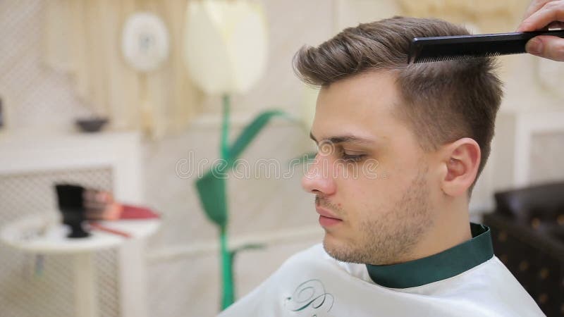Мужской стиль причесок в салоне Дизайн волос человека в парикмахерской Парикмахерские услуги финиша видеоматериал - Видео насчитывающей клиент, красиво: 145761174
